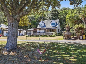 Absolute Lakefront Favourite - Lake Rotoiti Holiday Home